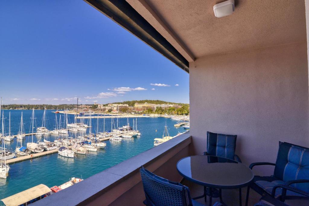 einen Balkon mit Blick auf den Yachthafen in der Unterkunft Studio Apartment Harbour Pula in Pula