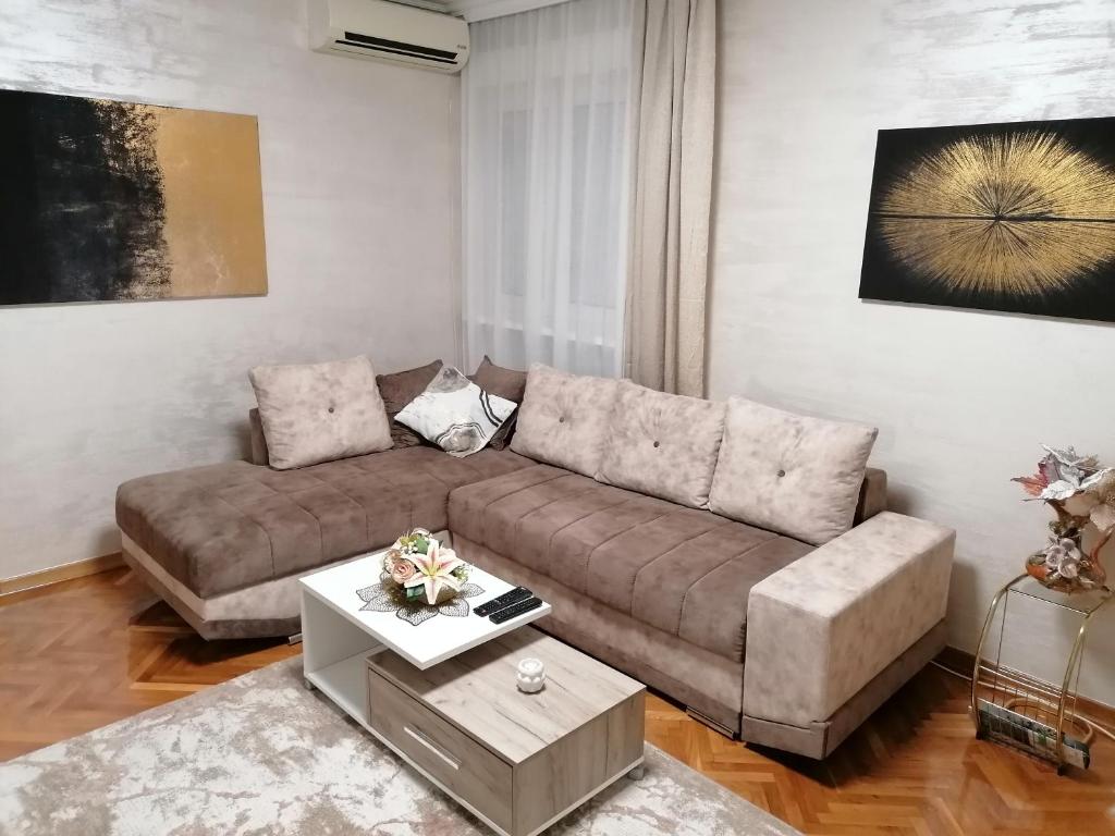 un soggiorno con divano e tavolino da caffè di VEMIUR a Čačak