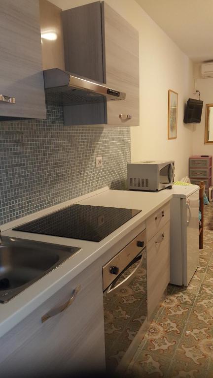 Kuchyň nebo kuchyňský kout v ubytování piccolo monolocale al porticciolo