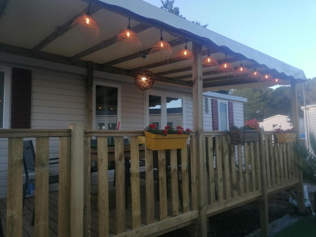 Balkon lub taras w obiekcie mobil home au lac des rêves