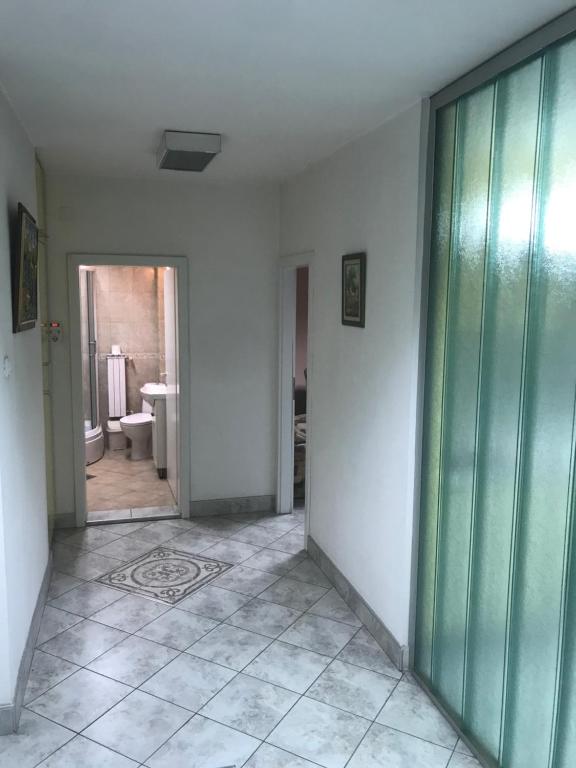 een lege kamer met een hal en een badkamer bij Kalamaras Apartments in Skopje