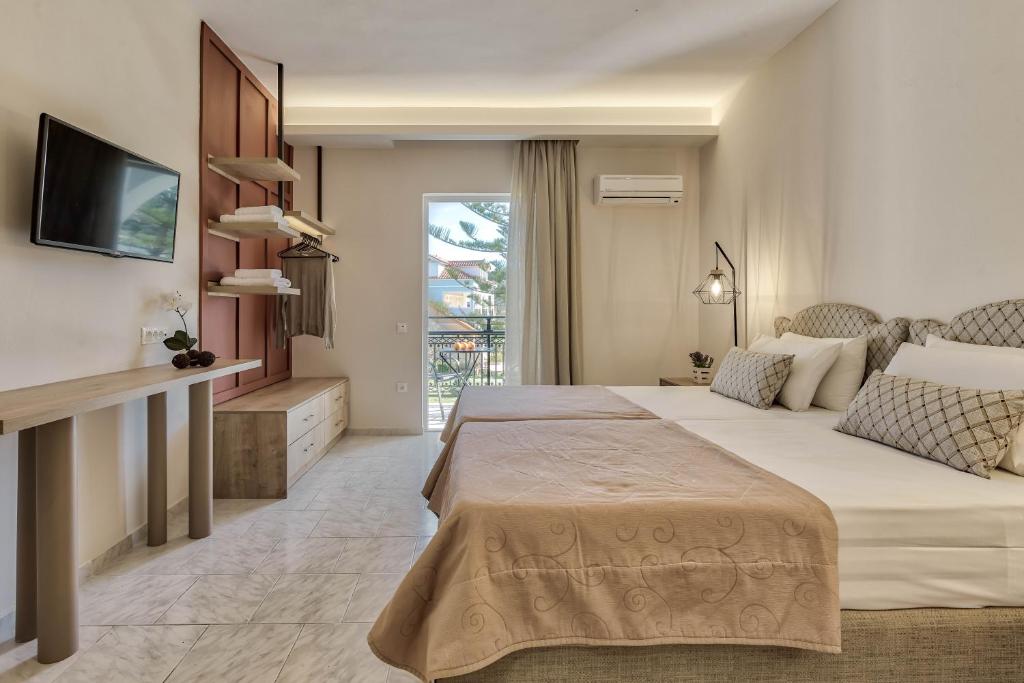 Postel nebo postele na pokoji v ubytování Sofia - Yiota Studios & Apartments