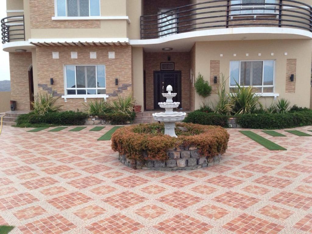 a house with a fountain in the middle of a courtyard at الجبل الاخضر سيق ( بيت الصوير ) in Sayq