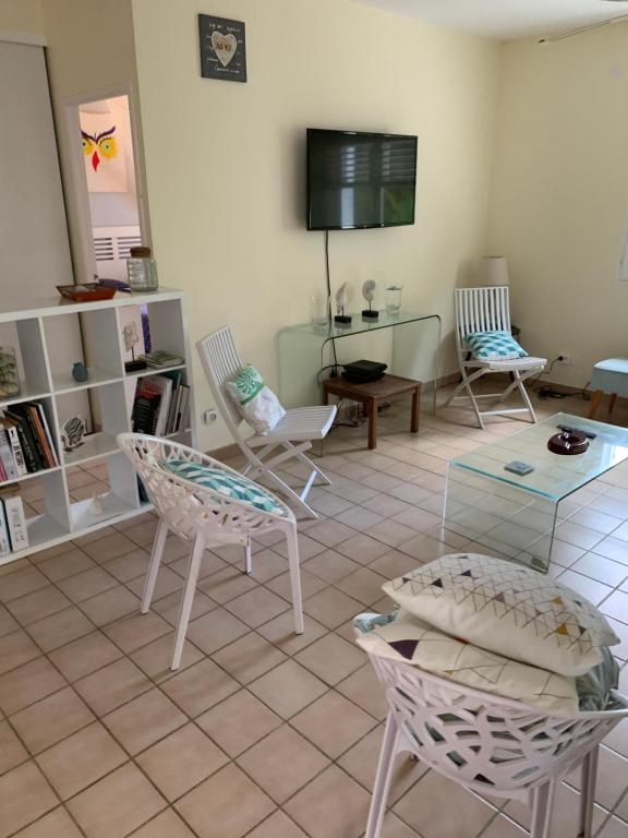 TV a/nebo společenská místnost v ubytování Maison Latecoere avec piscine