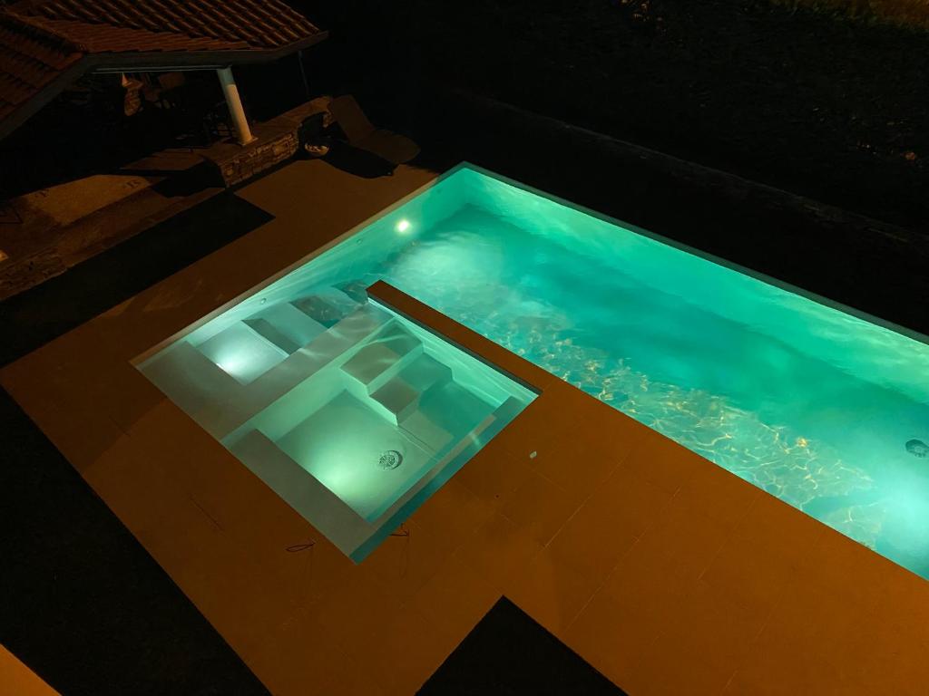 Bazén v ubytování B&B ARCOBALENO nebo v jeho okolí
