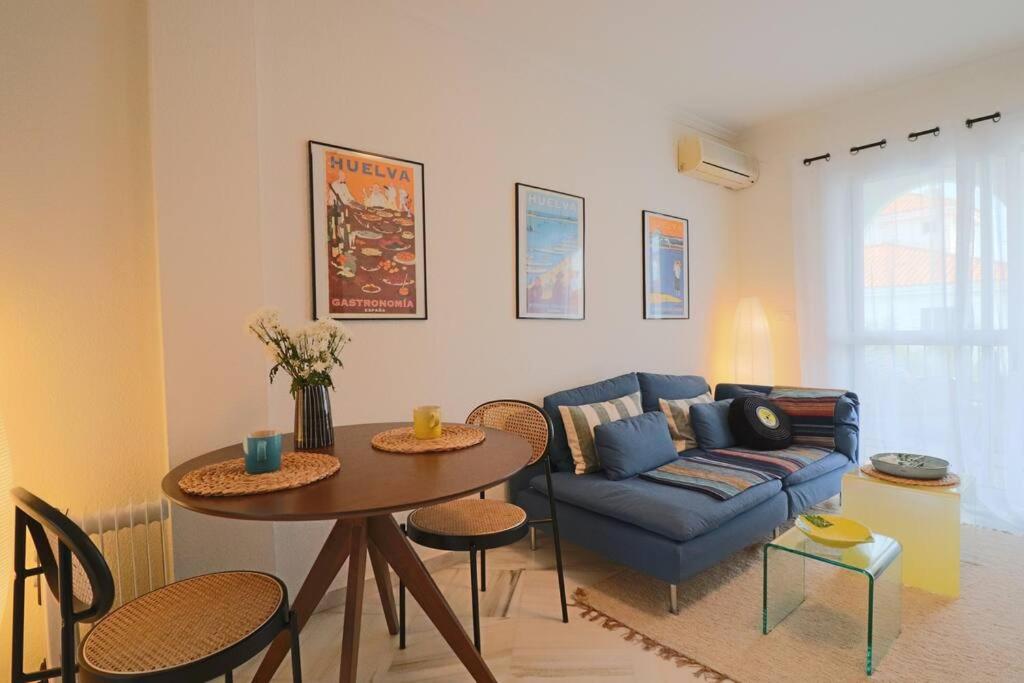 uma sala de estar com um sofá e uma mesa em Apartamento Toledo 8 em El Rompido