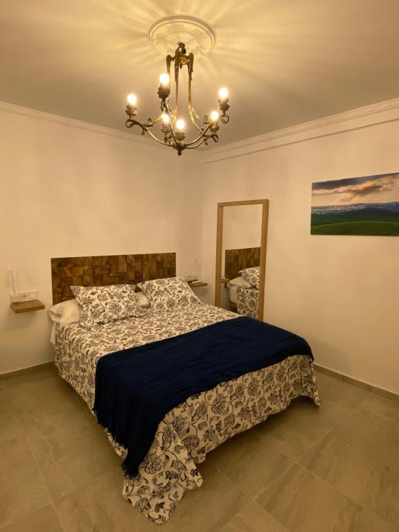 Postel nebo postele na pokoji v ubytování Suites Benalup Centro