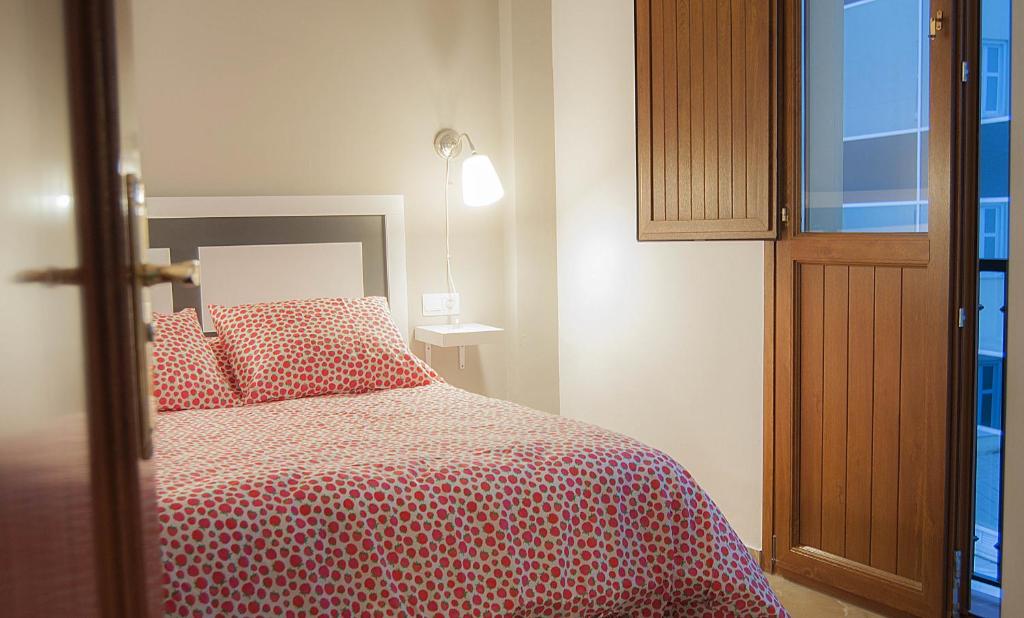 A bed or beds in a room at Apartamentos Catedral Plaza 3000