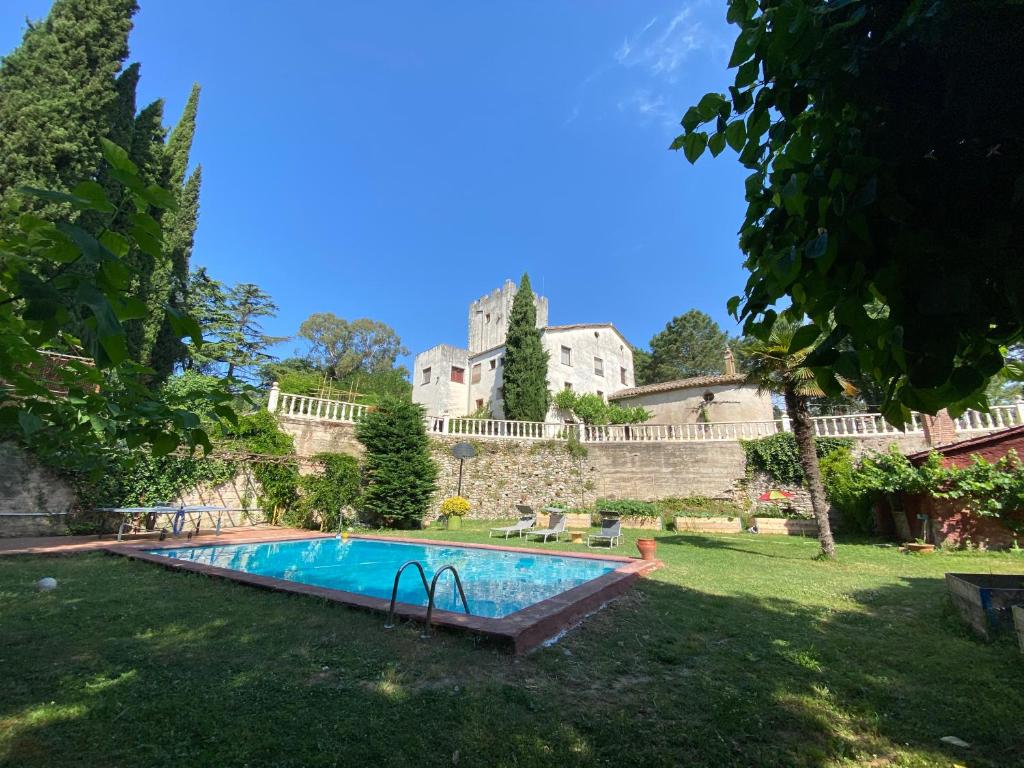a swimming pool in the yard of a castle at La Torre de Vilanna in Bescanó