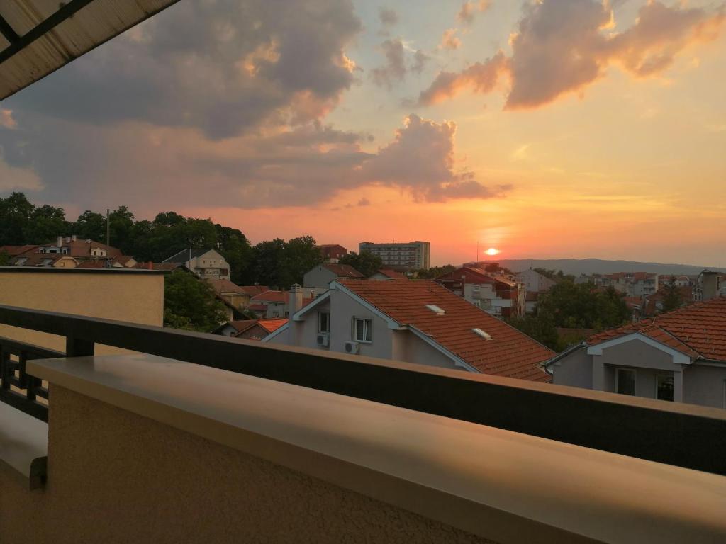 Východ nebo západ slunce při pohledu z apartmánu nebo okolí