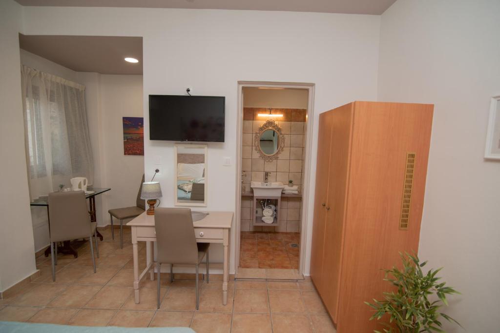 TV a/nebo společenská místnost v ubytování Tsaner Apartment and Rooms