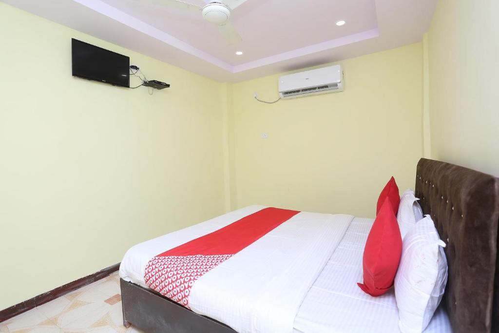 Postel nebo postele na pokoji v ubytování Hotel O Manoj