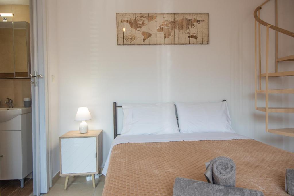 Postel nebo postele na pokoji v ubytování Elounda Square Home