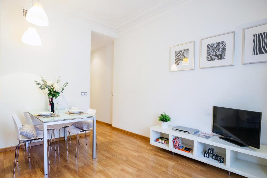 Televízia a/alebo spoločenská miestnosť v ubytovaní Feelathome Center Apartments