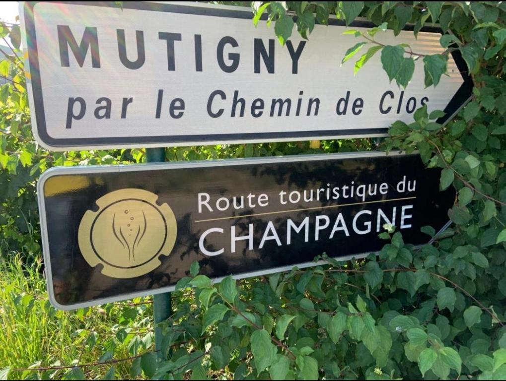 a street sign for a micrity par le champion de cloe at Ay central in Ay