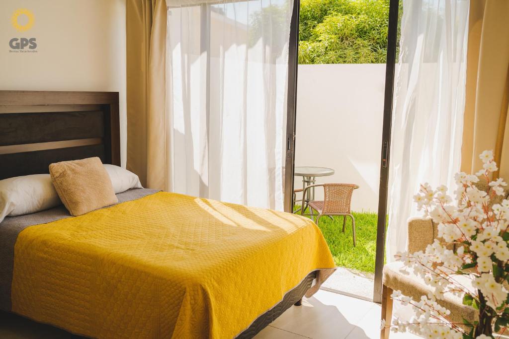 - une chambre avec un lit doté d'une couverture jaune et d'une fenêtre dans l'établissement Hotel boutique 101, à Mazatlán