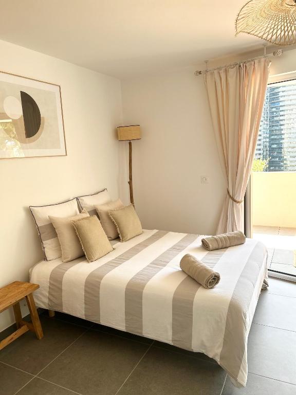 Postel nebo postele na pokoji v ubytování Luxueux Studio Neuf - Frontière Monaco - Piscine - Parking privé