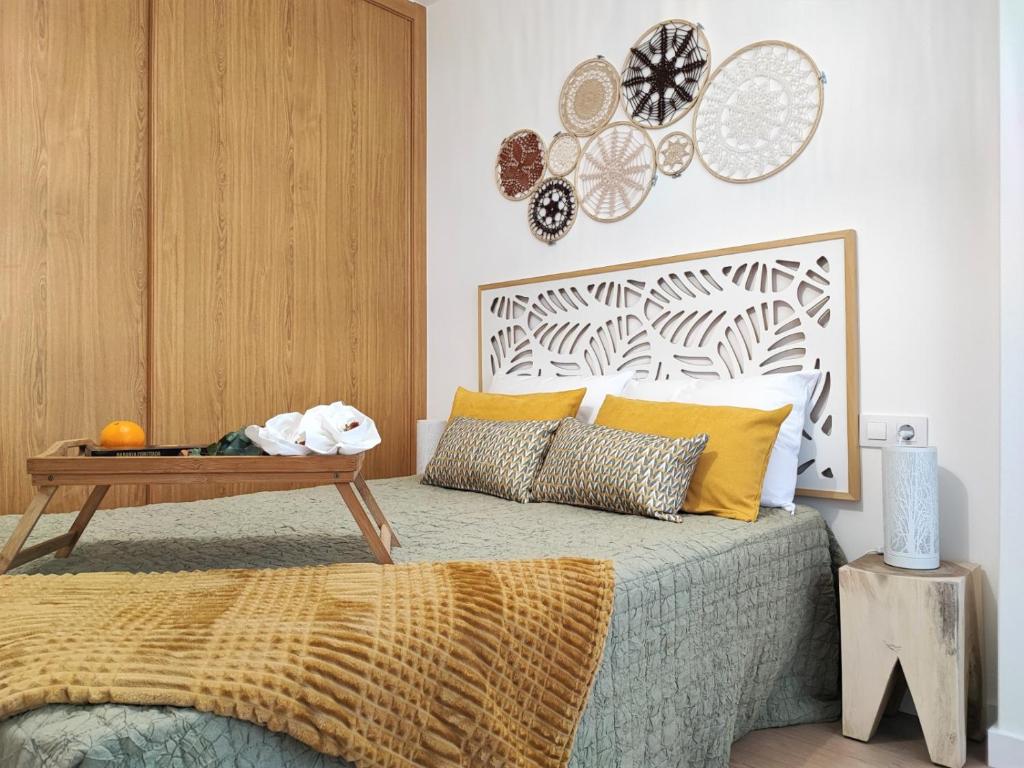 ein Schlafzimmer mit einem Bett und einem Tisch darauf in der Unterkunft Mirador do Mar, encima de la playa in Moaña