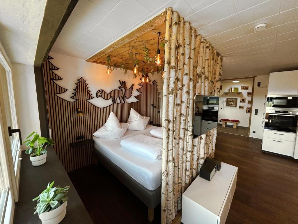 ein Schlafzimmer mit einem Bett in einem Zimmer in der Unterkunft Apartment Fabelwald Black Forest in Schonach