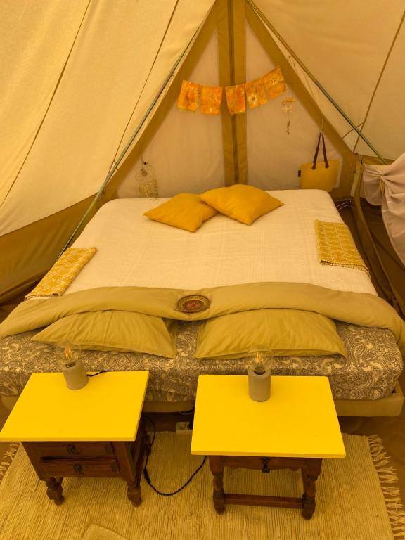 um quarto com uma cama numa tenda em Glamping Bed and Breakfast Finca Alegria de la Vida em Pizarra
