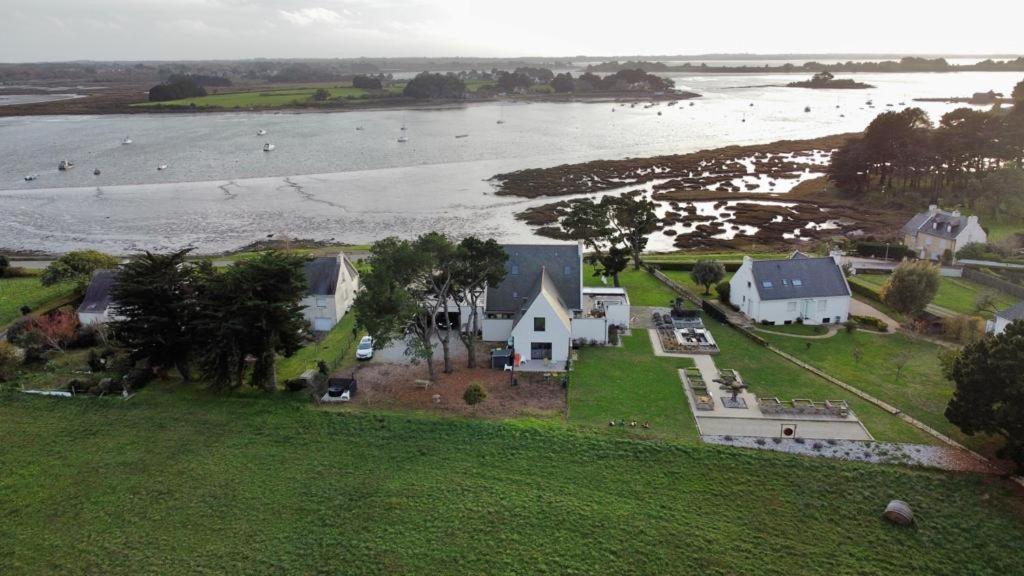 una vista aerea di una casa accanto a una cassa d'acqua di LE LOFT a Séné