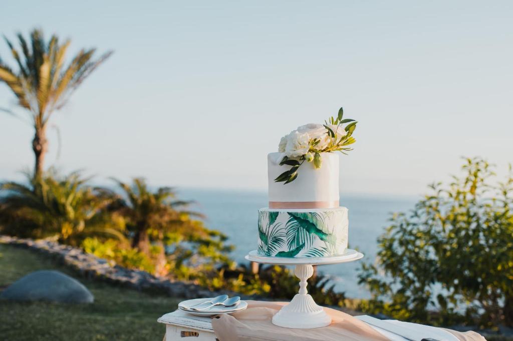 un gâteau assis au-dessus d'une table dans l'établissement InterContinental Dominica Cabrits Resort & Spa, an IHG Hotel, à Portsmouth