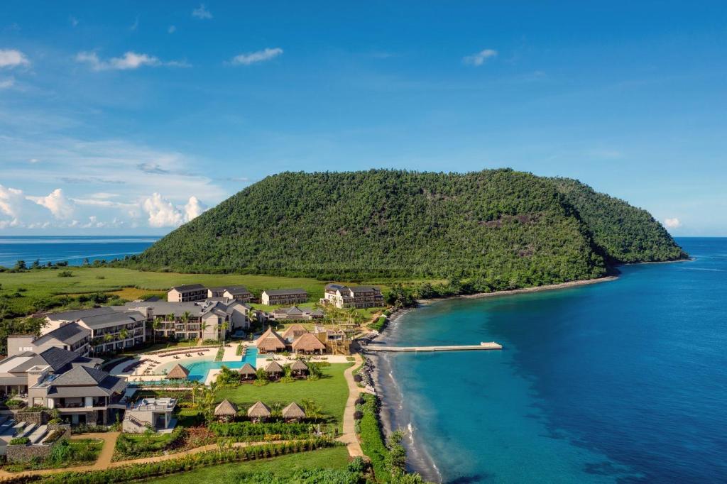 una vista aerea su un resort e sull'oceano di InterContinental Dominica Cabrits Resort & Spa, an IHG Hotel a Portsmouth