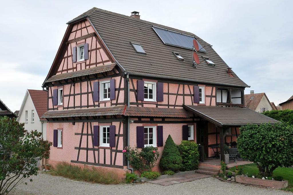 une grande maison avec un toit noir dans l'établissement A l’orée du Ried, à Jebsheim