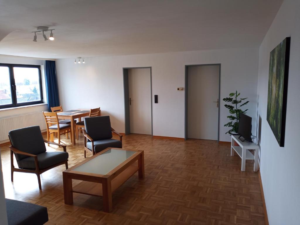 uma sala de estar com uma mesa e cadeiras e uma televisão em ZumLeroy em Völklingen