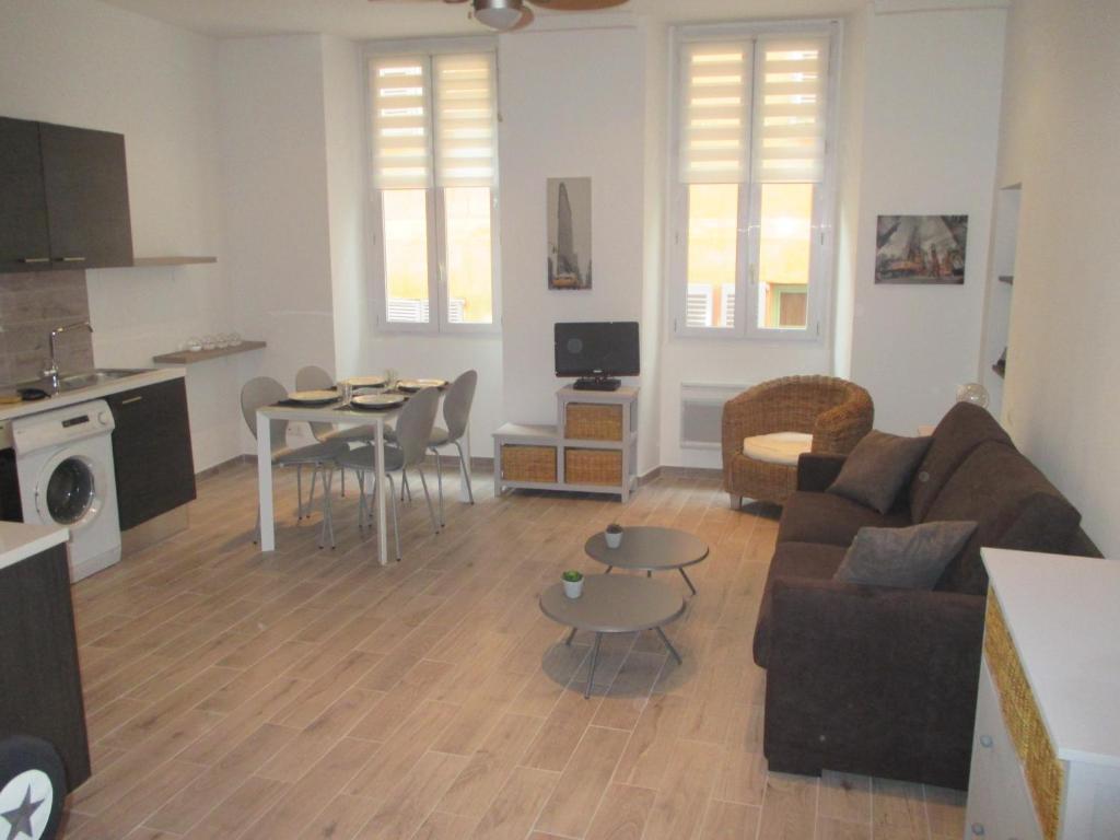- un salon avec un canapé et une table dans l'établissement Nice Studio Old Town Sea Side, à Nice