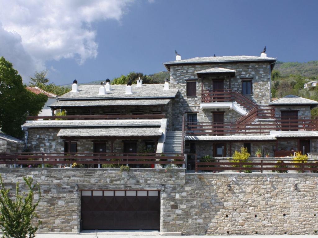 米利的住宿－Anemoessa Traditional Guesthouse，石墙顶上的一座大型石屋