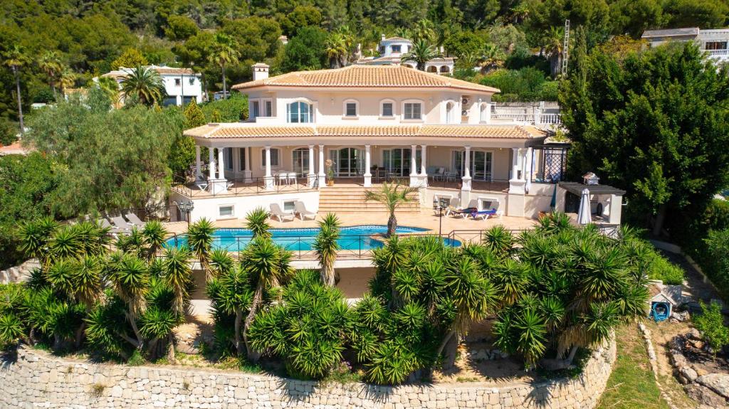 una vista aérea de una casa con piscina en villa de lujo en javea, en Jávea