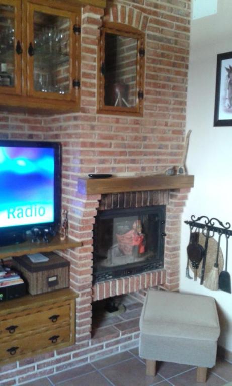 Televízia a/alebo spoločenská miestnosť v ubytovaní Dayma