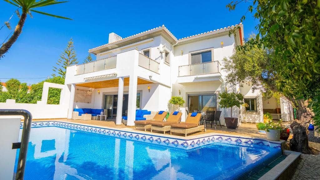 een villa met zwembad voor een huis bij Ocean View Villa in Boliqueime