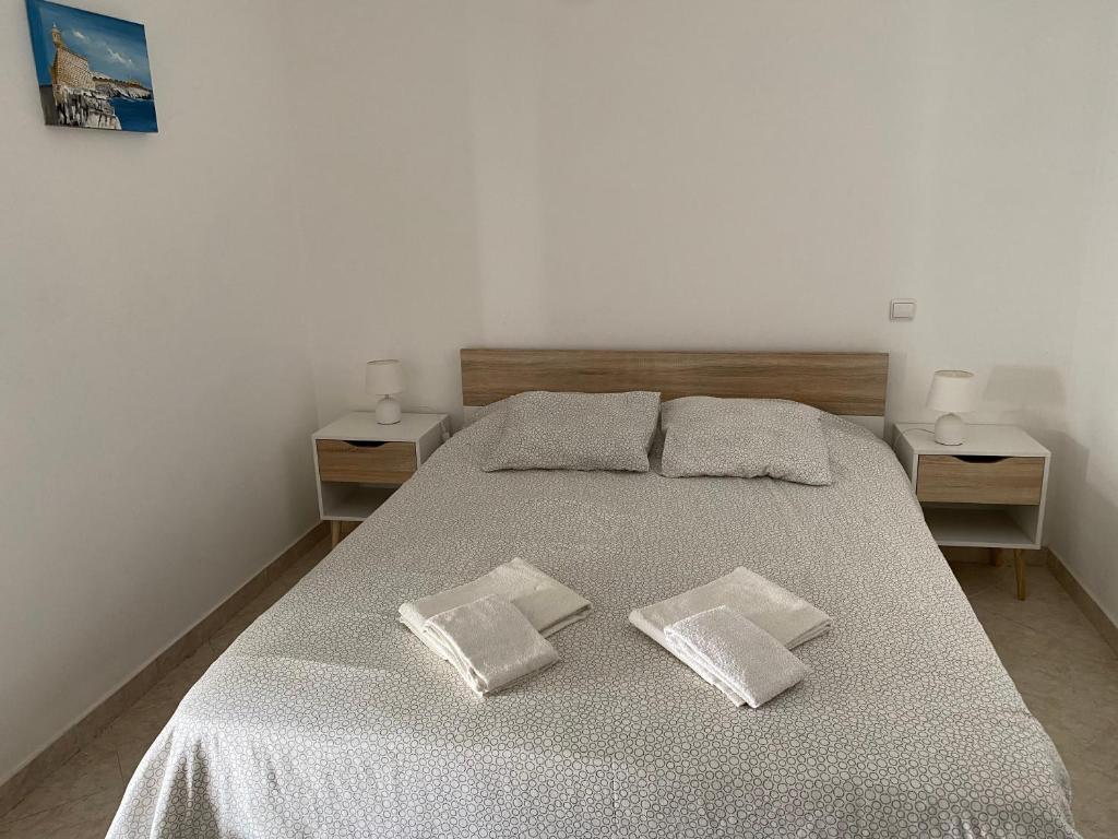 une chambre avec un lit avec deux oreillers dessus dans l'établissement Alvor Apartment - Center and Beach, à Alvor