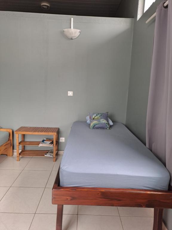 1 dormitorio con 1 cama con colchón azul en Laure hébergement loue lits en dortoir, en Faaa