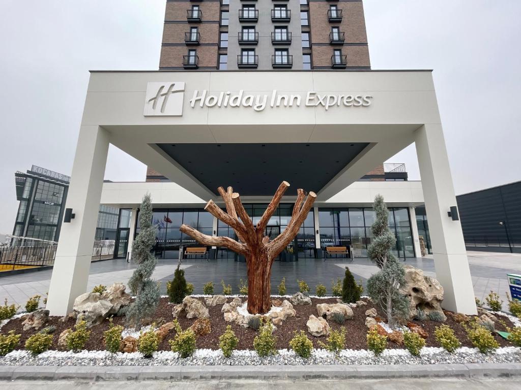 un bâtiment avec un panneau indiquant l'auberge de vacances express dans l'établissement Holiday Inn Express - Ankara - Airport, an IHG Hotel, à Ankara