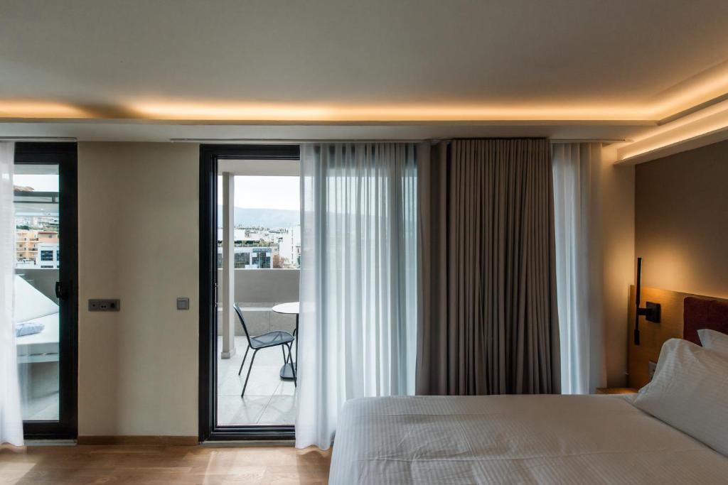 Postel nebo postele na pokoji v ubytování Urban Frame Acropolis