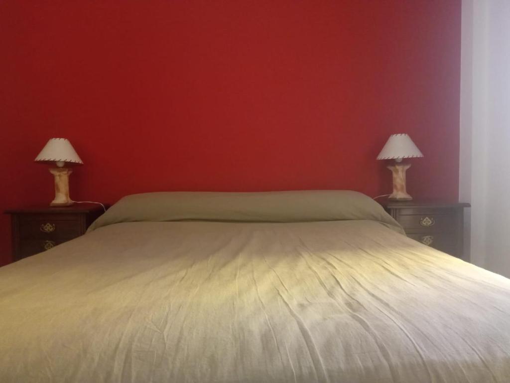 ein Schlafzimmer mit einem weißen Bett und zwei Lampen in der Unterkunft Apart Pm Albatros in Necochea
