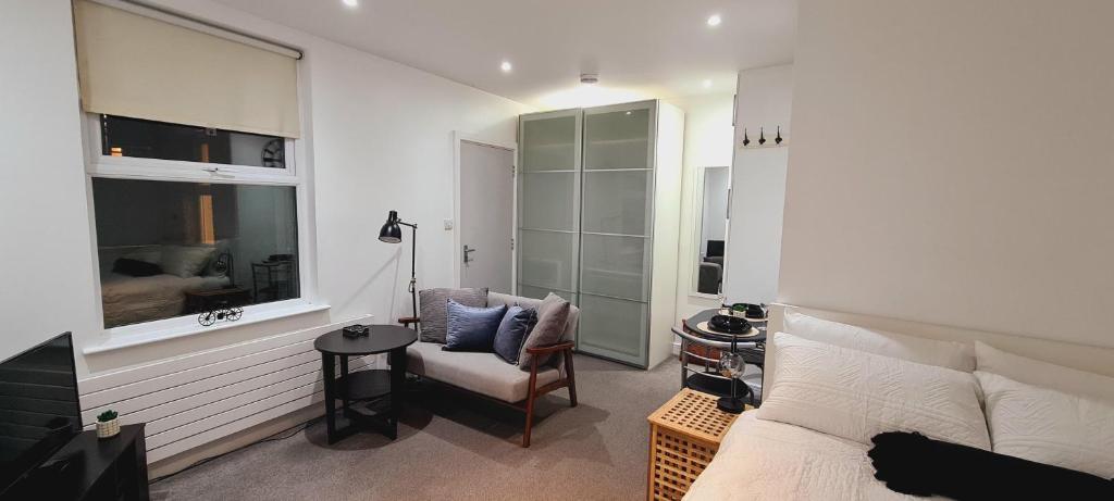 אזור ישיבה ב-Maple House - Inviting 1-Bed Apartment in London