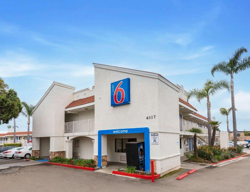 uma vista frontal de um edifício de apartamentos com um posto de gasolina em Motel 6-Carlsbad, CA - East Near LEGOLAND em Carlsbad