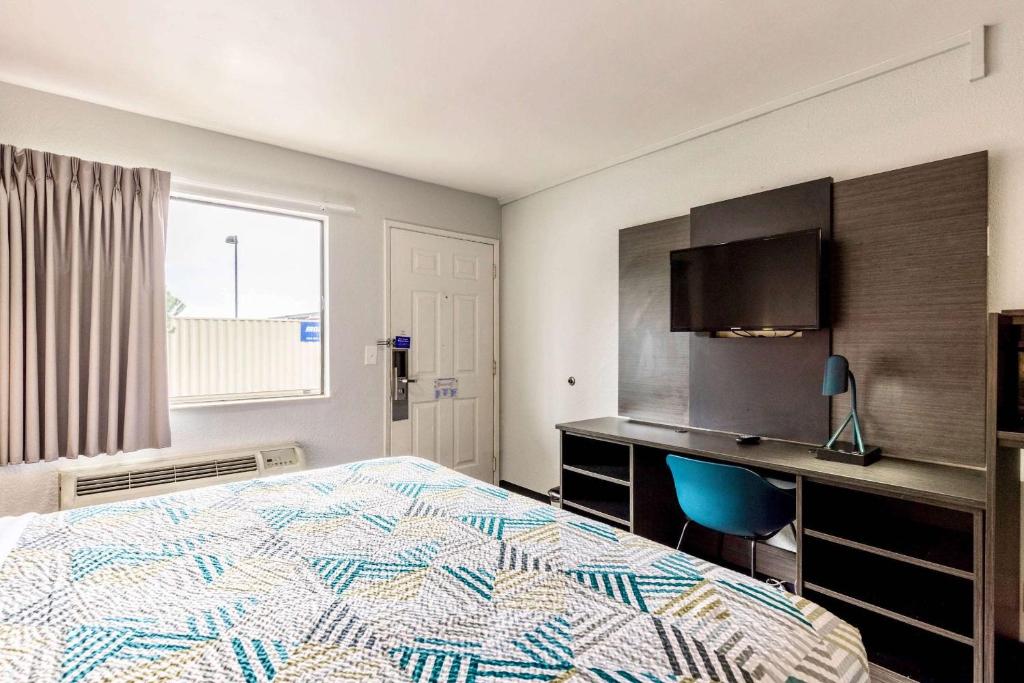 Motel 6-Carlsbad, CA - East Near LEGOLAND - Luxe Queen Room - Roken