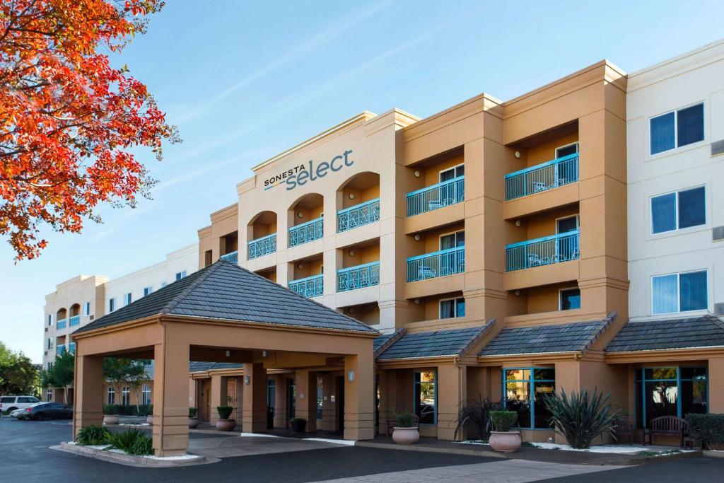 an exterior view of the upgraded hotel at Sonesta Select Pleasant Hill in Pleasant Hill