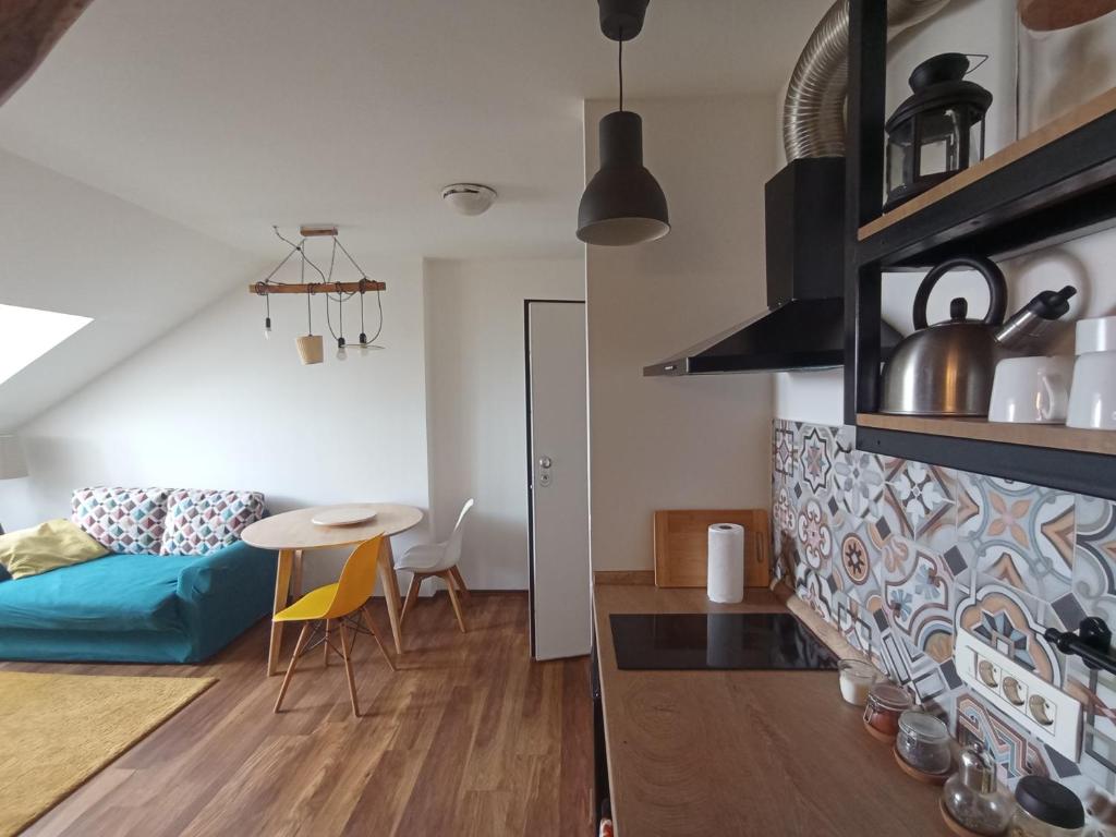 cocina y sala de estar con sofá y mesa en Apartman Benedikta en Zagreb