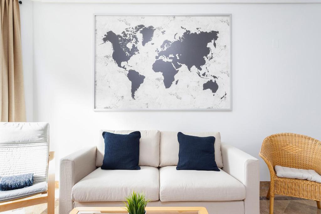 una sala de estar con sofá y un mapa del mundo en Apartamento Marques de Salamanca, en Marbella