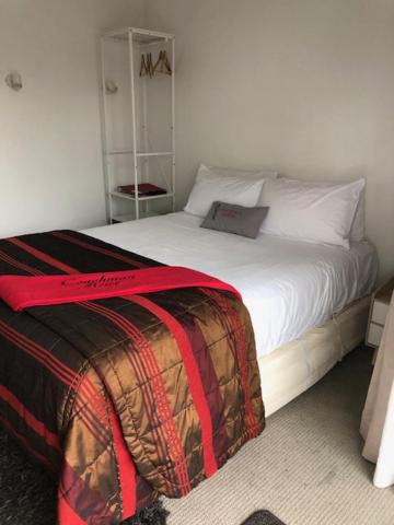 Postel nebo postele na pokoji v ubytování Coachman Motel