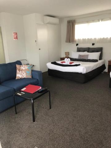 Postel nebo postele na pokoji v ubytování Coachman Motel