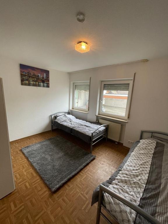 Habitación con 2 camas y ventana en 1 Zimmer für 2 Personen Bruchsal, en Bruchsal