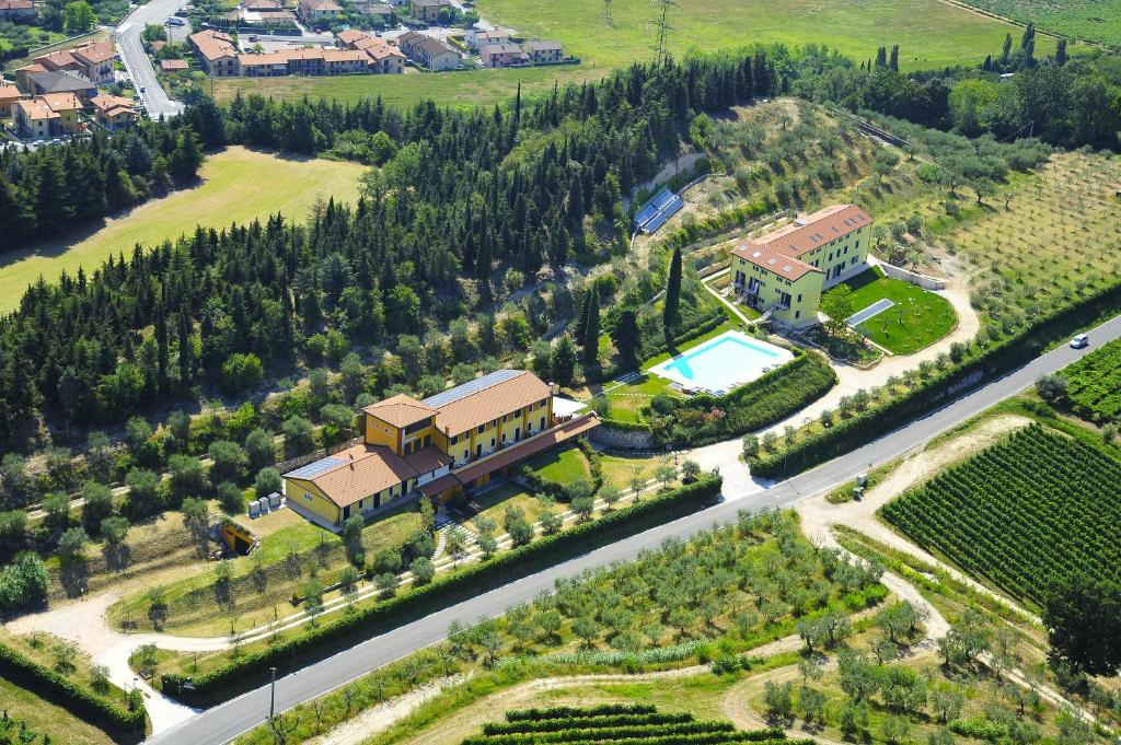 una vista aérea de una finca con una casa y una piscina en Agriturismo Fontanelle, en Cavaion Veronese