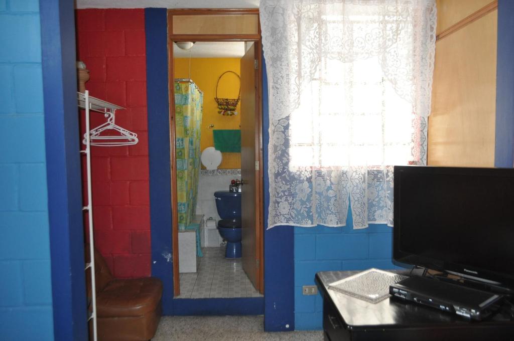 Hostal Guatefriends - Twin Room With Private Bathroom